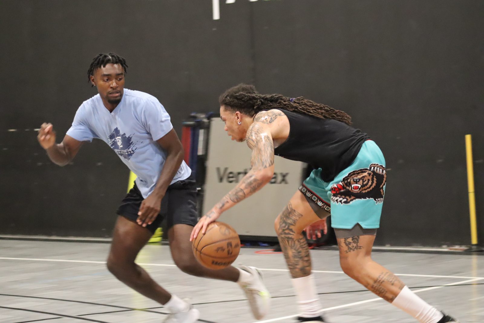 Live 1-on-1 basketball drill on the Next Level floor